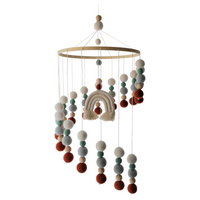 Mobile pour bébé avec arc-en-ciel en macramé beige