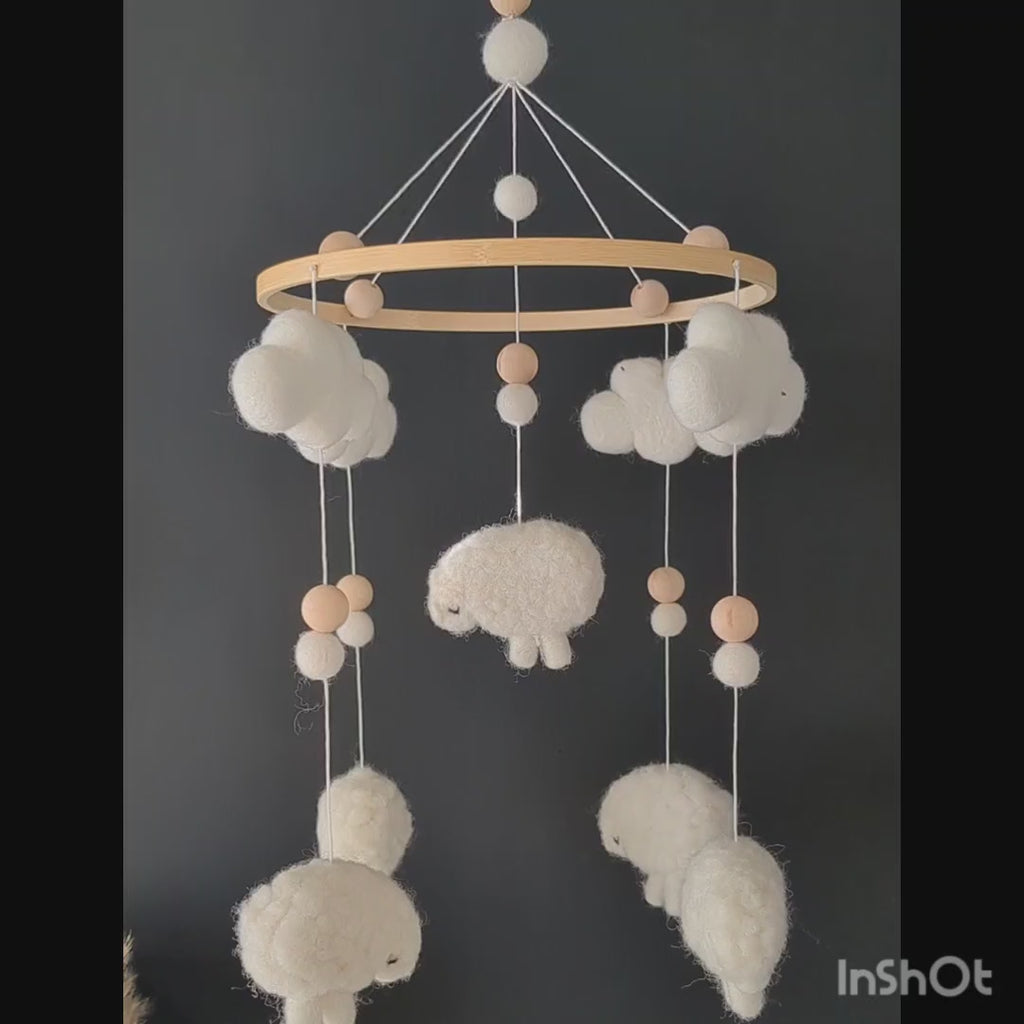 Mobile bébé avec mouton et nuage