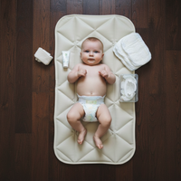 Tapis à langer matelassé & tapis de jeu en cuir végane — Crème