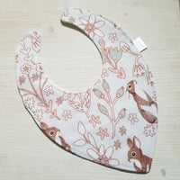 Bavoir Création Jade - Col en U - Lapins coquins